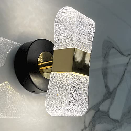 Lámpara de pared dorada para iluminar tu dormitorio con estilo