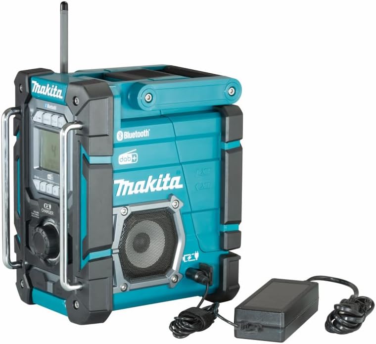 Radio Makita DMR301 podłączone do zasilacza sieciowego