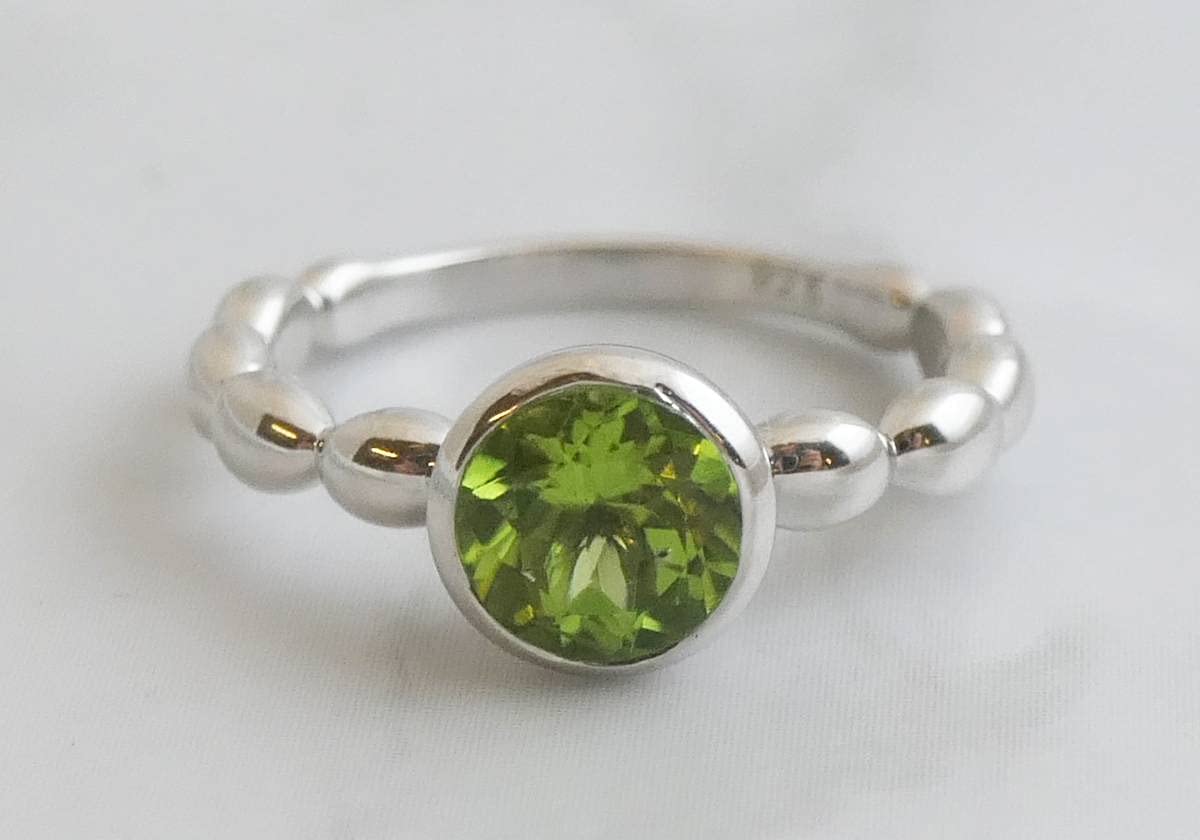 Anillo de plata esterlina con piedras preciosas de peridoto
