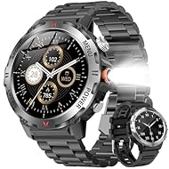 【IP68防塵防水&軍用規格スマートウォッチ】このスマートウォッチは業界最高水準のIP68防塵防水機能を実現、水や汗による故障の心配なく利用できます。本スポーツウォッチは屋外や、粉塵の舞う製造工場で使用することができ、防塵防滴、耐衝撃、耐高温／耐低温性能などの頑丈設計を行い、多くの軍用標準テストに合格することができます。また、高精細で美しい色を表現できる1.46インチタッチディスプレイを搭載し、視認性に優れた高解像度大画面を採用され、画質がより鮮明になり、より高精度な大画面で文字を表示されます。...