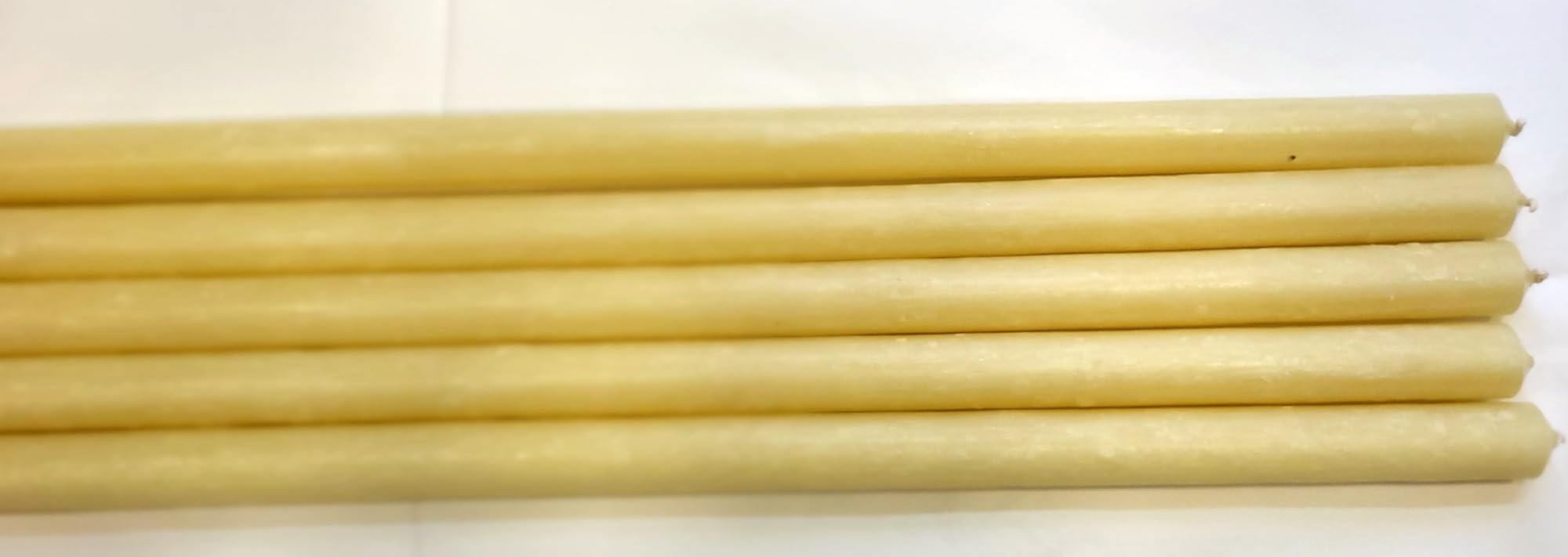 Cirios para procesiones paquete 5 unidades medidas: 59 cm x 2,2 cm diámetro Cirios especiales para procesiones en Semana Santa, cofradías y hermandades.