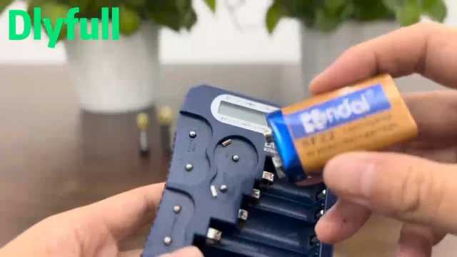 Battery Operated Tester Batterie Digitale LCD Universale - Controlla AA AAA C D 9V 1,5V, Per Celle A Bottone, Nuovo Decoder Stick