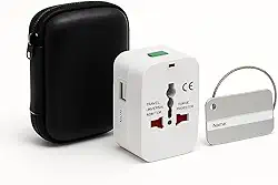 Kit de Viagem Adaptador Universal com Porta USB, Case Protetora e Etiqueta de Bagagem em Inox– Compatível com mais de 150 países Ideal para uso internacional e doméstico Viagens, Trabalho ou Turismo