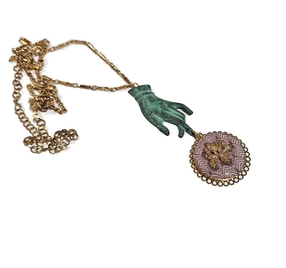 Collana lunga con catene in ottone dorato, pendente fiore in resina, pezzo unico