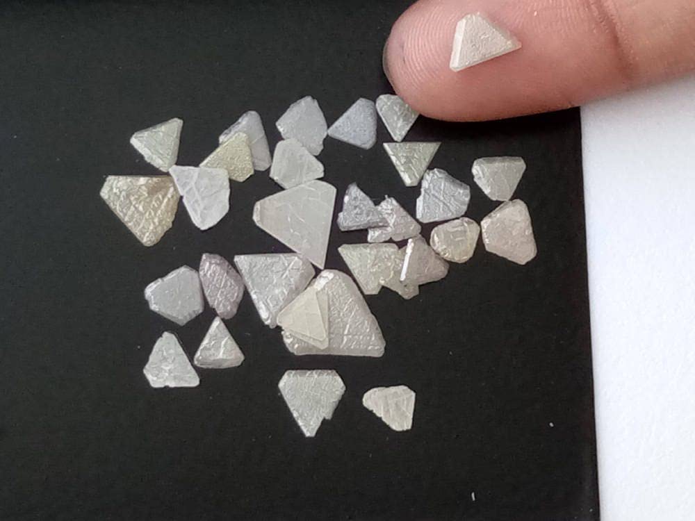 4-6 mm szare, szorstkie plastry diamentu, naturalne szare, szorstkie plastry w kształcie trójkąta, surowe plastry diamentu na biżuterię (opcja od 1 CT do 5 CT) - DDP145, 4-6 MM ok.