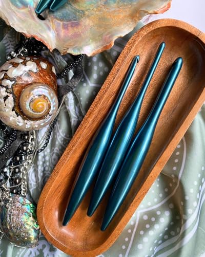 Image of Furls Crochet Hook, Tempest Blue Streamline Metal, Ergonomic Handle Crochet Hooks 7 inch (Polished, E - 3.50MM)