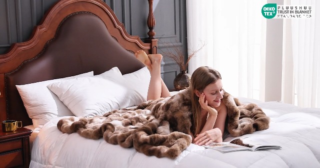 Amazon.com: PLUUSHUU Faux Fur Throw Blanket for Couch, Fluffy