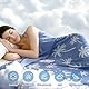 VK·LIVING Kühldecke für Bett & Hitzegeplagte – Doppelseitige Kühlende Decke mit Q-Max 0,42 und Tropenmuster, Leichte Atmungsaktive Sommerdecke gegen Nachtschweiß für Sofa, Reisen, 150x200cm Blau