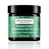 Restaura un rostro ligero y fresco con esta crema de día bioactiva. El veneno de abeja y el helecho negro mamaku brindan un suave efecto reafirmante.