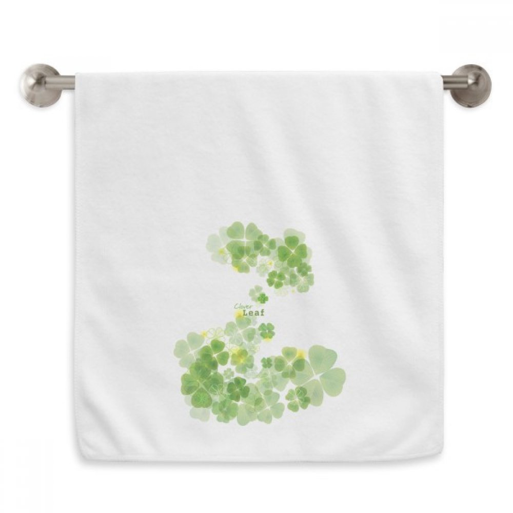 Serviette de toilette compacte blanche motif trèfle pour petits espaces