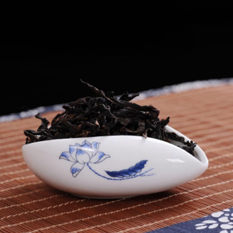 Cucharas de té y taza dosificadora de café que evitan derrames en mesa 4