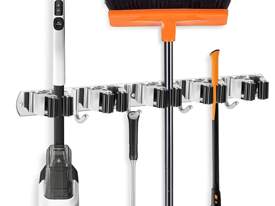 Soporte para trapeador y escoba de acero inoxidable, organizador de pared con 5 ranuras y 4 ganchos, estante de herramientas resistente para el hogar, cocina, lavandería, garaje