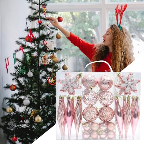Table à manger festive avec ce lot de 40 boules de décoration intérieure