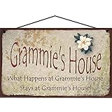 グラミーの家のサイン マグノリアの花 What Happens at Grammie's House Stays at Grammie's House Stays at Grammie's House ビンテージスタイル ホームデコレーション 家庭 家族 おばあちゃん ニックネーム ギフト サイン 祖母用