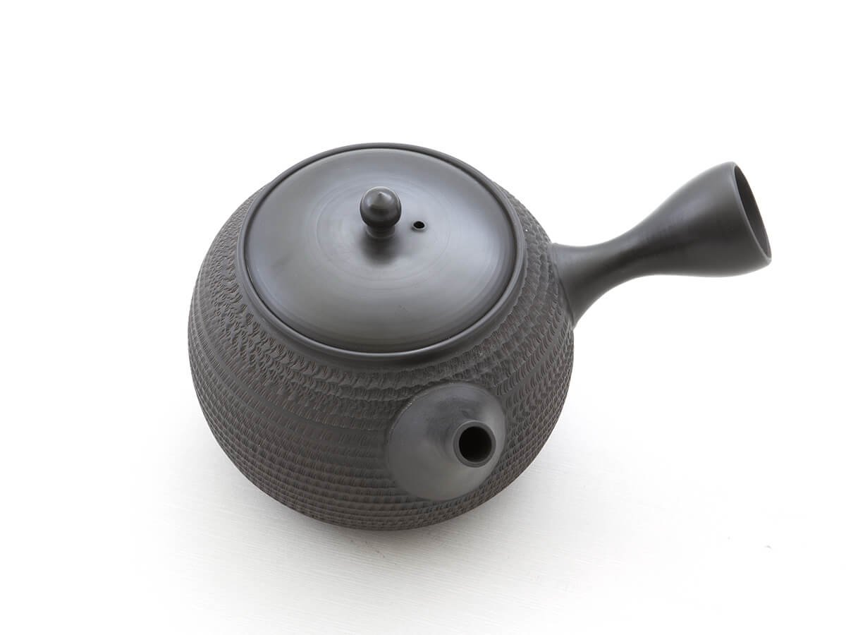 japanische Tee-Kanne Tokoname TOBIKANNA KURO in Geschenk-Box. Schwarz, handmade auf der Töpfer-Scheibe. Unglasiert, integriertes Keramik-Sieb