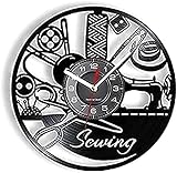 [MOUVEMENT DE HAUTE QUALITÉ] - Notre horloge murale vintage est composée d'un mouvement à quartz de haute qualité, les aiguilles tournent silencieusement et ne tiquent pas, elles ne perturberont donc pas votre sommeil ou votre travail. Le cadran de l'horloge est un autocollant écologique. Les chiffres blancs sont plus proéminents et faciles à lire par rapport au fond noir.