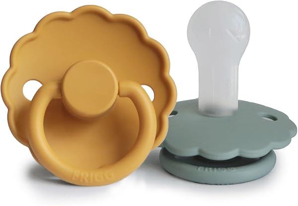 FRIGG Daisy Confezione da 2 ciucci | Ciuccio in silicone | Senza BPA | Prodotto in Danimarca | Tettarella simmetrica a ciliegia | (Honey Gold/Lily Pad, Taglia 2 (6-18 Mesi)) - 1