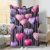 Tema e elementi di design: questa coperta mette in mostra un tema di San Valentino con cuori vivaci e disegni giocosi a palloncini, creando un'atmosfera festiva.