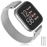 ✅【Material Premium】: Correa Fitbit Versa 2 están hechas de acero inoxidable de alta calidad, elegante, cómodo y duradero. metal de acero inoxidable correas innovador diseño se cierra mediante dos imanes para formar un lazo, lo que aumenta la estabilidad y no es fácil que se caiga.Este Cerradura magnética no se engancha en la ropa, mejor que el broche magnético tradicional. Fácil de ajustar la longitud de correa.