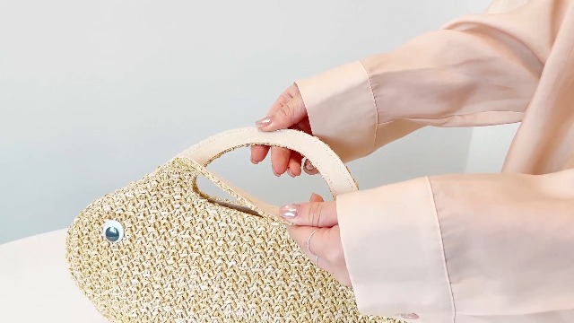 Bolso artesanal tejido en forma de pez para mujer miniatura 7