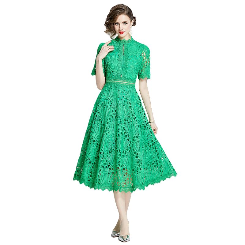 Robe de soirée moulante avec dentelle et col rond style chic
