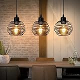 Retro-Design: Eine vierflammige Hängeleuchte, ideal für Jugendzimmer, Flure und Esstische. Die Lampenschirme unterscheiden sich stark von ihren stereotypen Pendants und sind vor allem sehr leicht und transparent, da sie als kugelförmiger Käfig konstruiert wurden