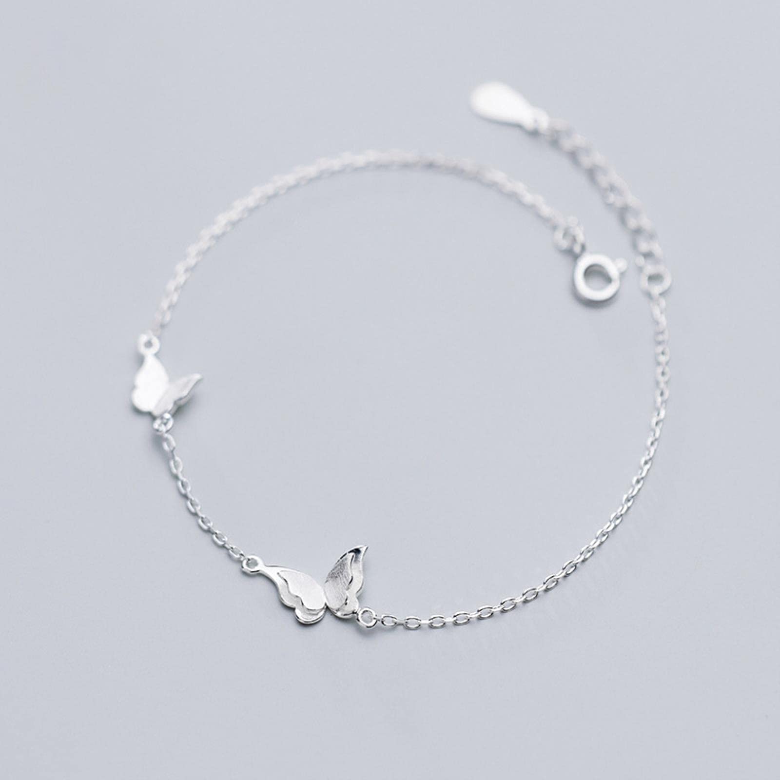 Deze zilverkleurige set bestaat uit een collier en oorbellen, bezet met witte imitatie parels doorsnede van 1 tot 0.8 cm en met gefacetteerde witte zirkonia's. De lengte van het collier is 44