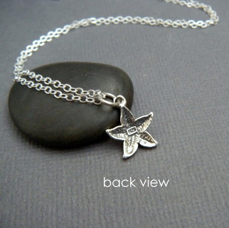 Collar de estrella de mar pequeña en plata de ley 925. Colgante de estrella de mar oceánica. Estrella de mar. Joyería de playa. Dije realista de naturaleza marina. Con cadena de 45 cm. Bañado en