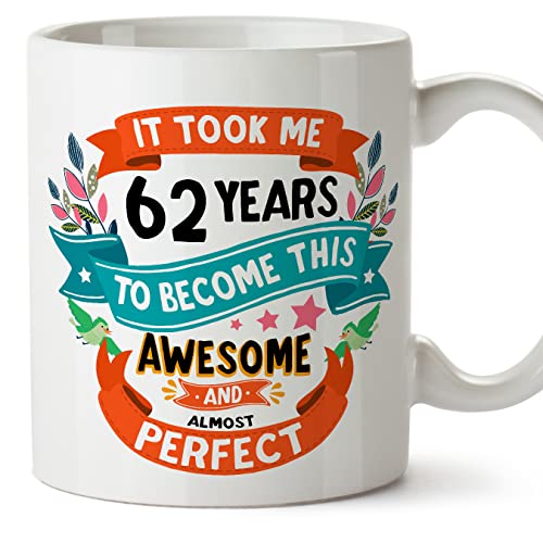 MUGFFINS Tazas 62 Cumpleaños - En Inglés - It took me 62 years to become perfect - 11 oz - Regalo original y divertido