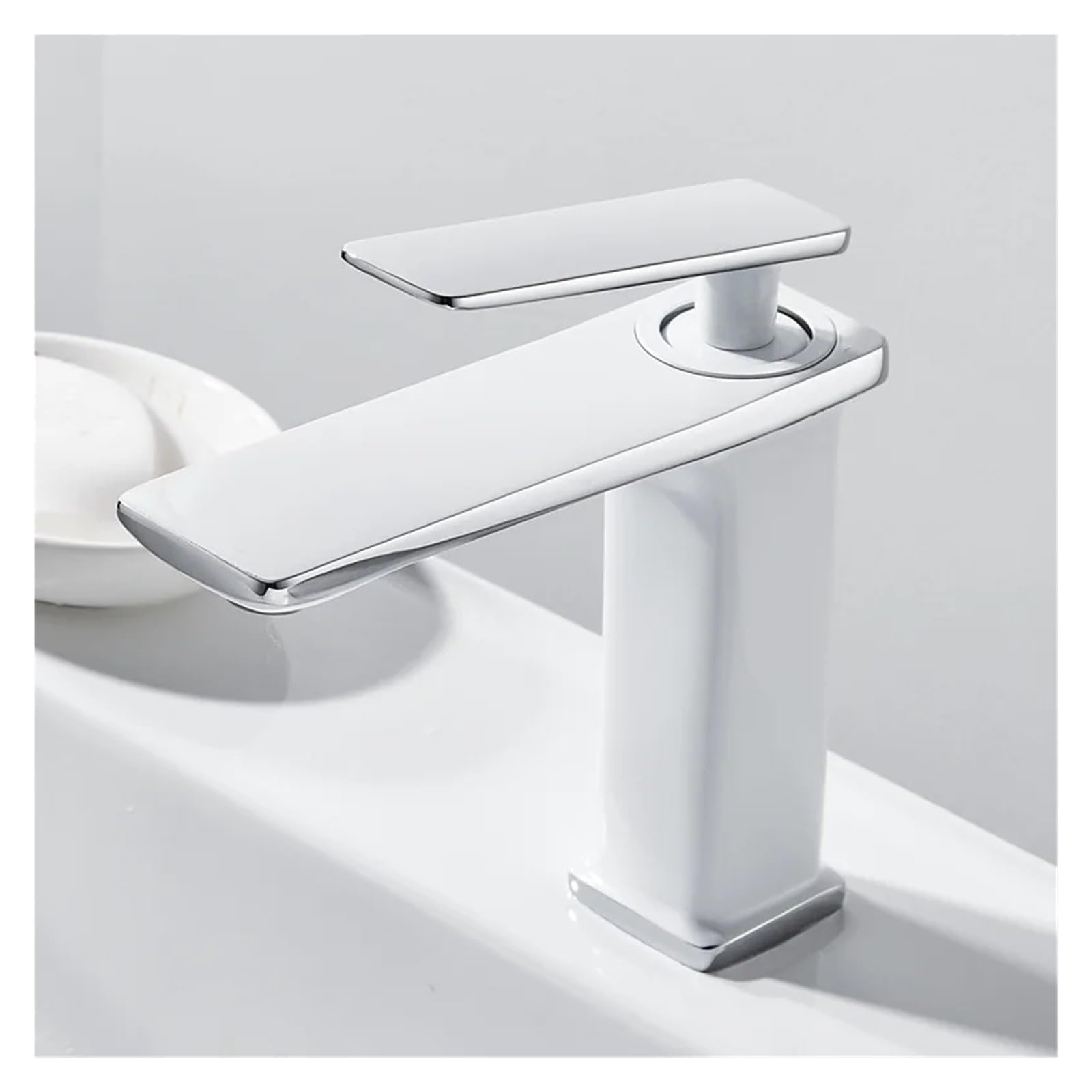 Robinet de lavabo pour rénovation de salle de bain moderne et élégante
