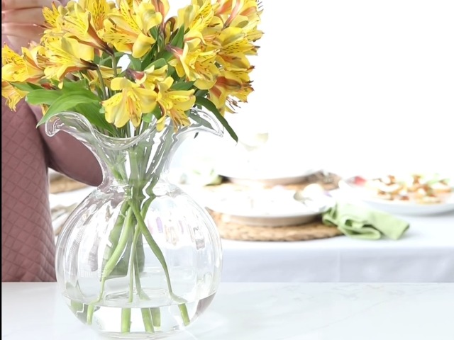 Amazon.com: Vietri Italian Hibiscus Mouthblown Glassware Vase