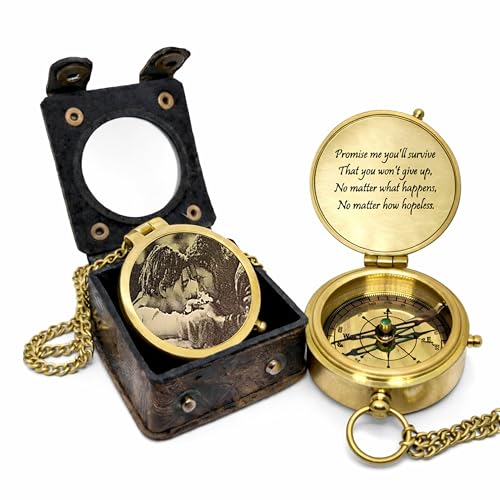 Brújula de latón grabada Titanic con cadena y estuche miniatura 1