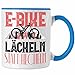 Trendation - E-Bike Fahrer Tasse Geschenk L&auml;cheln Statt Hecheln Lustiger Spruch f&uuml;r EBike Fahrer (Blau)