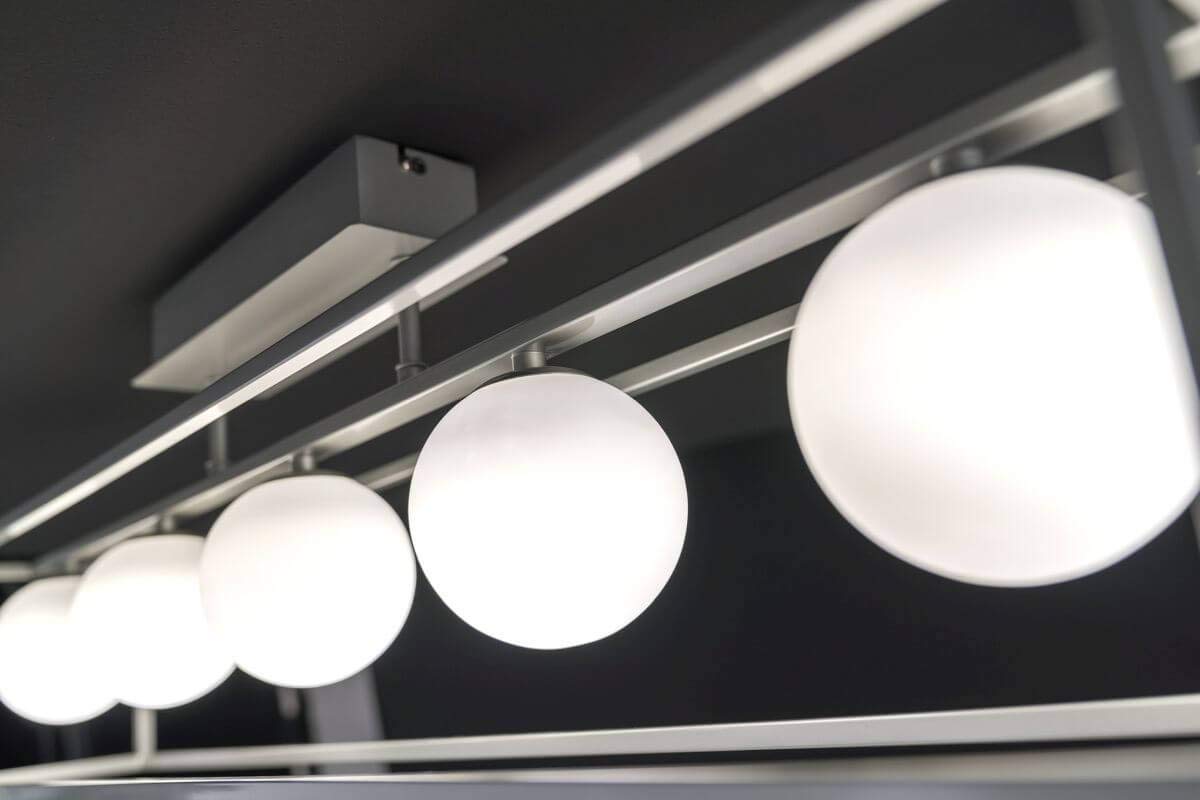Wofi Deckenleuchte LED – 5x 3,5W, 320 Lumen, 3000K, Silber Matt Mit Opalweißen Glaskugeln, 87x16x24 Cm