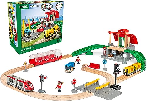 BRIO World 33989 Großes City Bahnhof Set - Umfangreiches Holzeisenbahn-Set mit Umsteigebahnhof - Empfohlen ab 3 Jahren