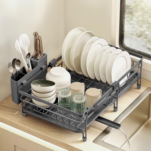 SONGMICS Escurreplatos para Espacios Reducidos, Escurridor de Platos de Cocina Extensible, Boquilla Extensible y Giratoria 360°, Acero, (30,2-46,5) x 29,6 x 14 cm, Gris Antracita KCS556GT01
