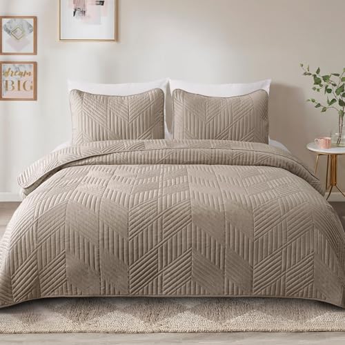 Exclusivo Mezcla California King Quilt Bedding Set, Lightweight Taupe Oversized King Bedspreads Soft Modern Geometric Coverlet Set for All Seasons (1 Quilt and 2 Pillow Shams)