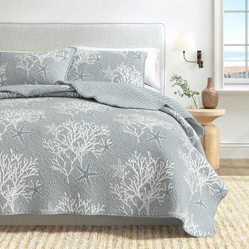 Image of Great Bay Home 3-Piece Coastal Beach Theme Quilt Set with Shams. Soft All-Season Luxury Microfiber Reversible Bedspread and Coverlet. Fenwick Collection (Twin, Pearl Blue)