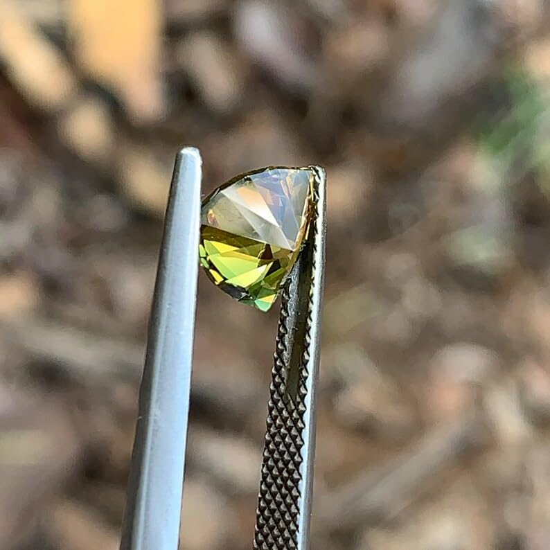 Gemme saphir vert facetté de haute précision 7.7mm pour joaillerie fine
