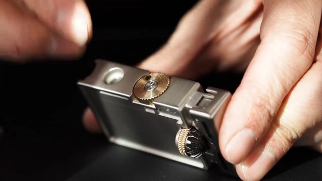 Encendedor metálico vintage grabado manual plata miniatura 7