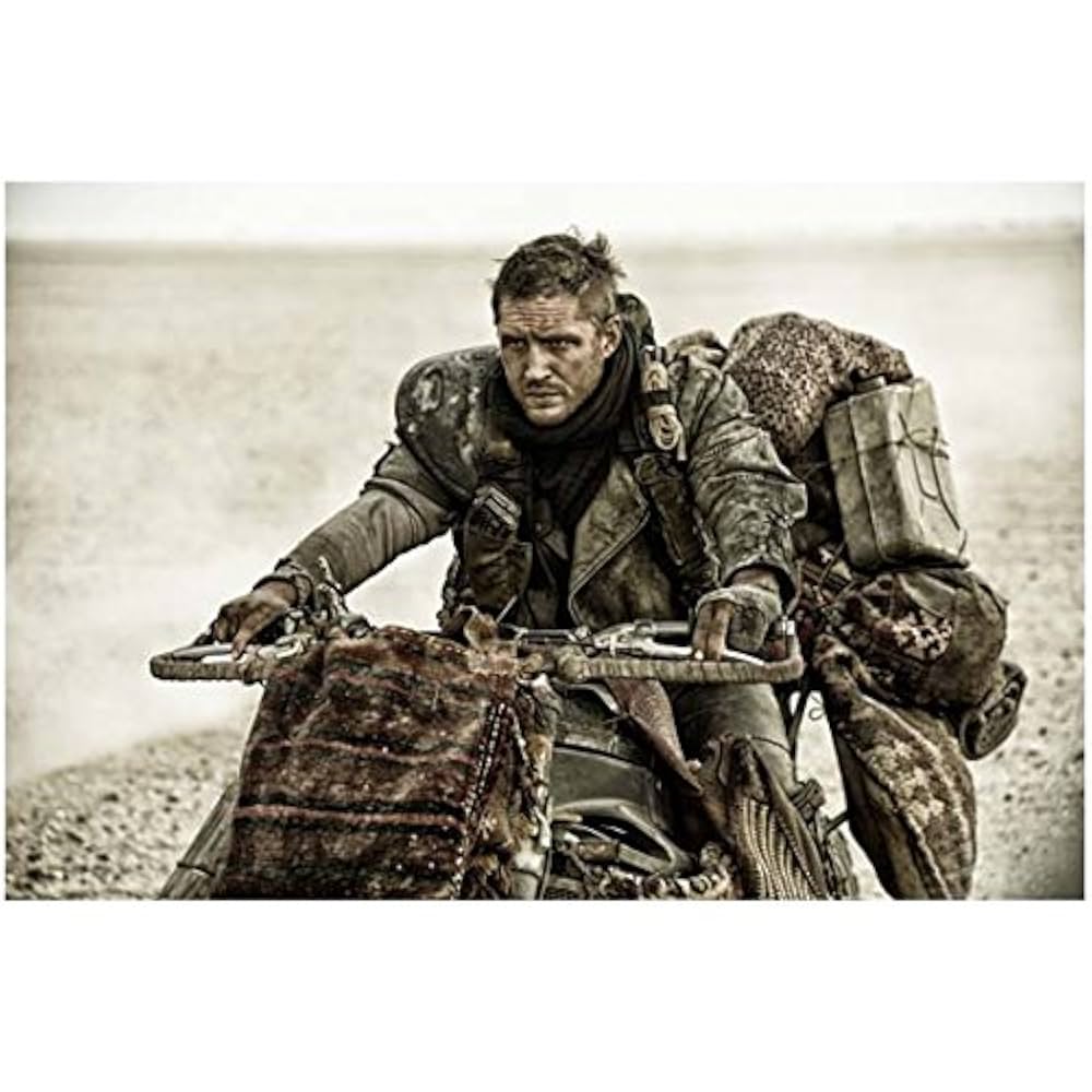 マッドマックス トムハーディー Tom Hardy as Max Rockatansky on a motorcycle in the desert