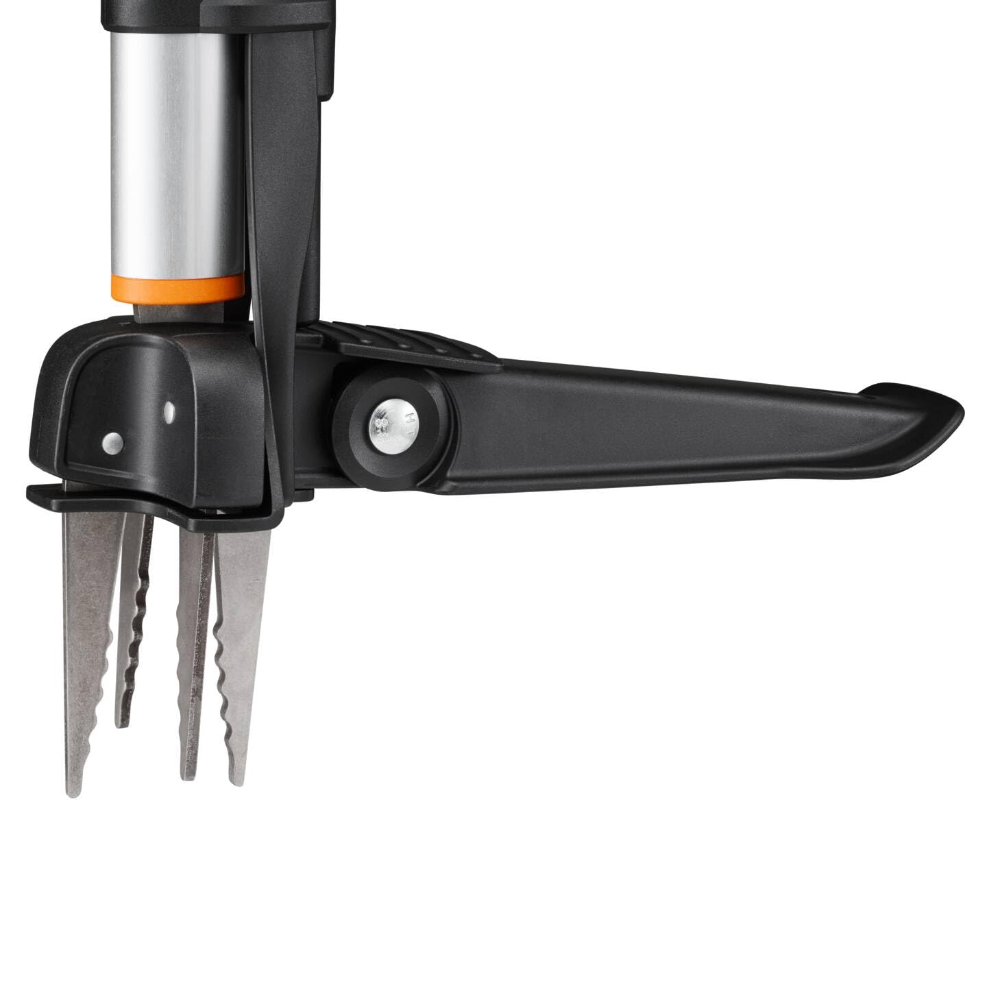 Fiskars X-Series Estirpatore per Erbacce, Utensile Telescopico con 4 Griffe in Acciaio Inox, Impugnatura a D, Fino a 120 cm, Sistema di Espulsione, Pedana Pieghevole, Nero/Arancione, 1082709