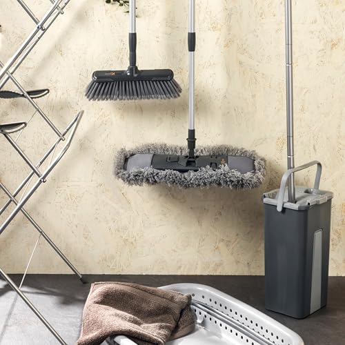 Kleeneze KL028145EU7 Wischmopp und Eimer-Set, Flacher Mikrofasermopp platzsparender Bodenwischer mit Schwenkkopf, Wringer mit Doppelfunktion/Schmutzschaber, kompakter Wischeimer, 100-Jubiläum-Edition – Bild 5