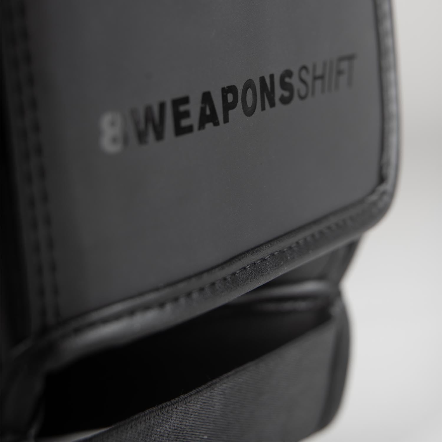 8 WEAPONS Schienbeinschoner Shift, Schwarz-matt, Training & Wettkampf, Hochwertiges Kunstleder und perfekte Dämpfung, Muay Thai, K1, MMA, Karate & Kickboxen