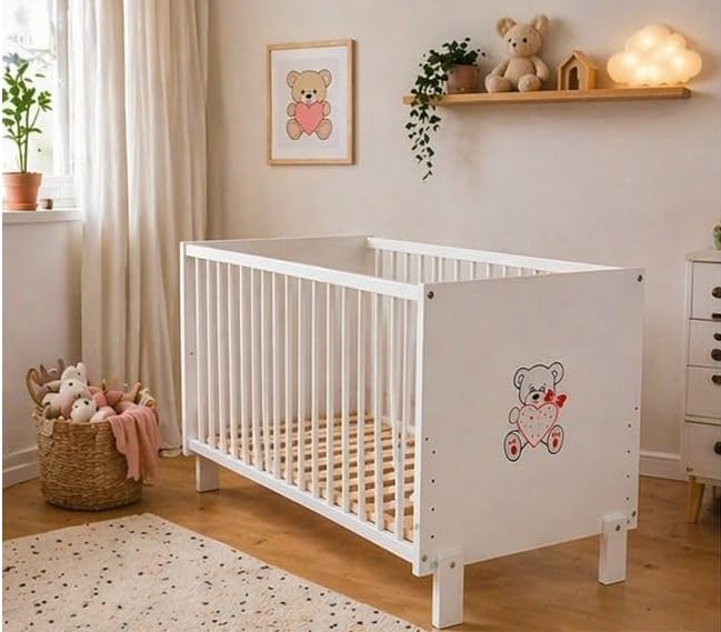 Lit bébé Paula 120x60 cm – Bois de hêtre Massif – 3 hauteurs réglables – Conforme à la Norme en 716 - Blanc Motif Ours Tenant Un cœur