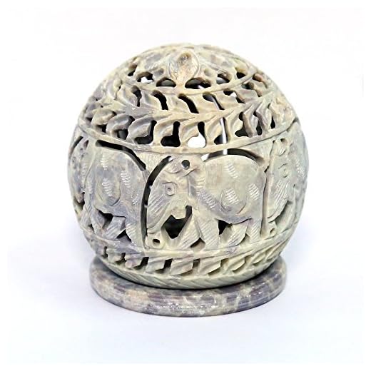 Stylla London Photophore Sculpture avec éléphant Figurines et Motif sculpté sur Le côté et d'une Rosace sur Le Dessus, Bois, Naturel, 4.8 x 4.6 x 4.5 cm