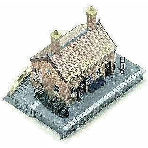 Hornby R8001 OO Gauge Waiting Room Model Cover