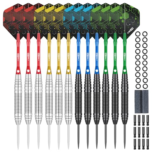 Set completo di alta qualità:Include 12 freccette, 12 astine in alluminio + 16 flight + 12 proteggi flight in alluminio + 20 anelli di gomma anti-svitamento. I flight in PET offrono una durata leader nel settore, mentre le sottili astine in alluminio con O-ring prevengono lo svitamento delle filettature, assicurando prestazioni durature.