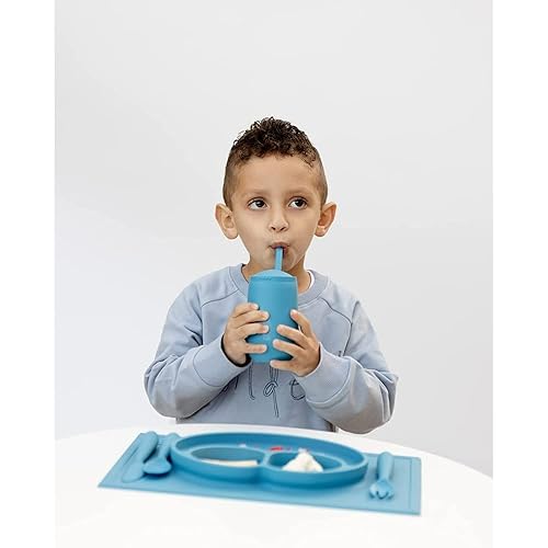 Miniatura 4 de ezpz Happy Collection - Juego de taza 100% silicona + pajilla, tenedor, cuchara, cuchillo de entrenamiento y placa de succión Happy Mat con mantel