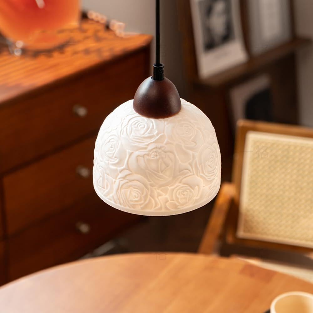 Lampada a sospensione in vetro lattimo con luce a in ceramica rosa